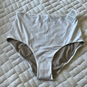 New Lululemon Waterside High Waist Medium Bottom Size Medium White